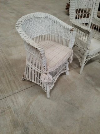 Sillas de mimbre antiguas y elegantes