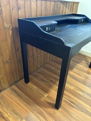 Mesa de estudio negra con cajones con llave