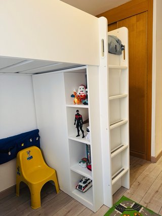 Cama alta IKEA SMASTAD con escritorio