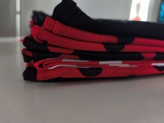 Mantón rojo con lunares blancos y flecos flamenco