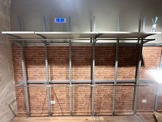 Arredamento negozio abbigliamento metallo e legno