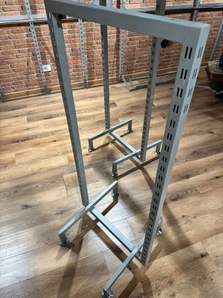 Arredamento negozio abbigliamento metallo e legno