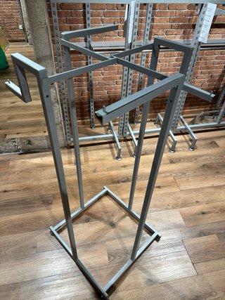 Arredamento negozio abbigliamento metallo e legno