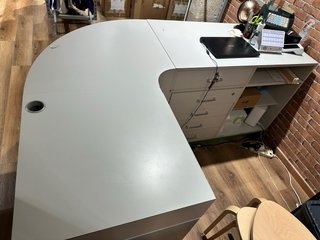Arredamento negozio abbigliamento metallo e legno