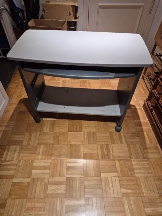 Mesa de ordenador con ruedas