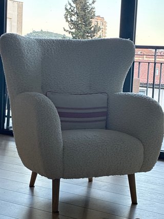 Sillón orejero crema con cojín