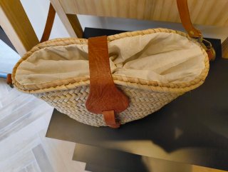 Bolso de rafia natural, correa y cierre de cuero