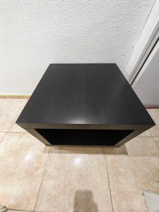Mesa auxiliar negra con ruedas