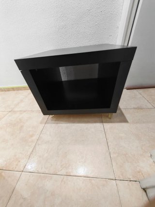 Mesa auxiliar negra con ruedas