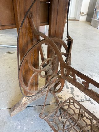 Máquina de coser Alfa antigua con mueble