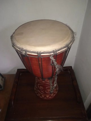 Cajón africano de madera