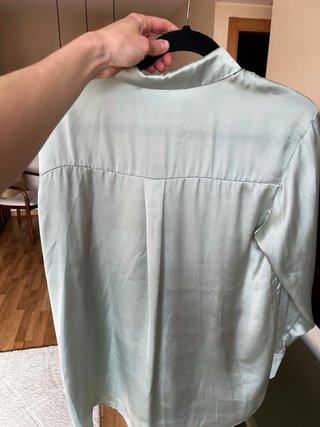 Blusa Zara verde satinada