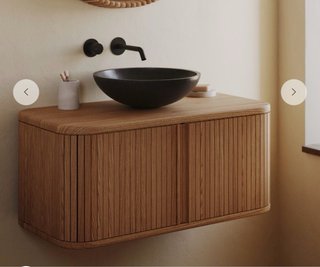 Mueble de baño de madera con lavabo