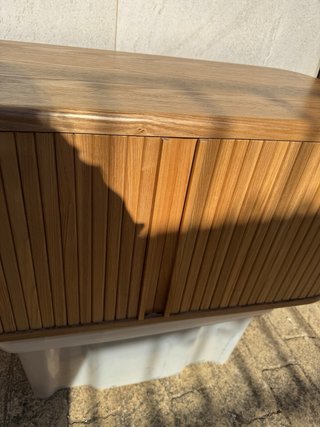 Mueble de baño de madera con lavabo