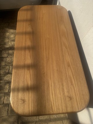 Mueble de baño de madera con lavabo