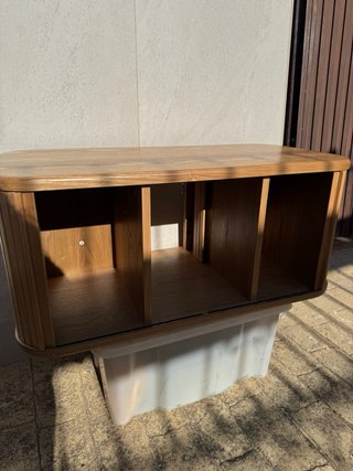 Mueble de baño de madera con lavabo