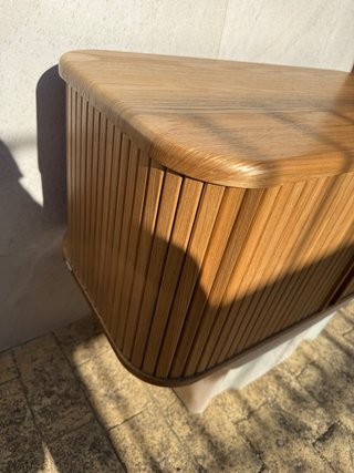 Mueble de baño de madera con lavabo