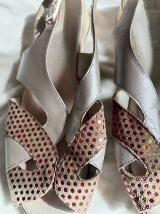 Sandalias doradas y plateadas con lentejuelas