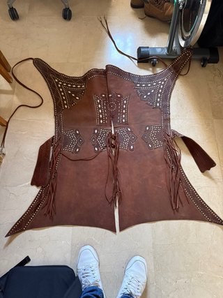 Zahones de cuero con flecos y tachuelas