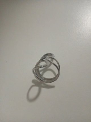Anillo plateado ajustable diseño moderno