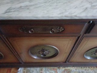 Aparador de madera con detalles metálicos