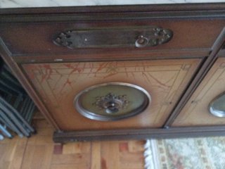 Aparador de madera con detalles metálicos