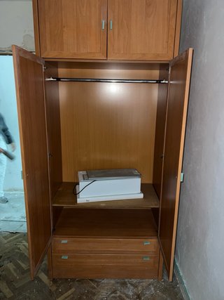 Armario de madera marrón
