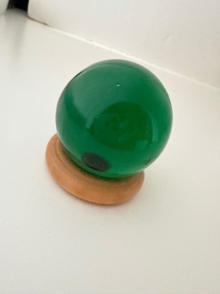 Sfere in cristallo trasparente e verde con base
