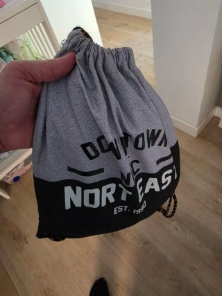 Mochila de playa gris y negra