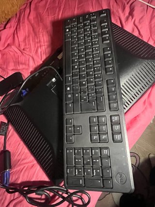 Pantalla Dell y Teclado Negro
