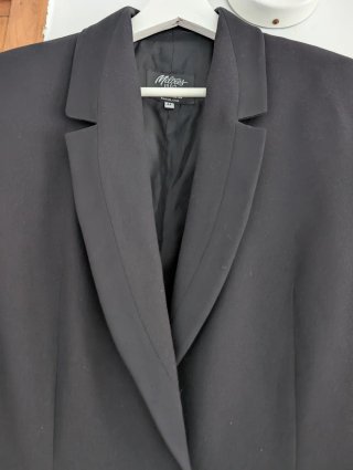 Blazer negro con botón joya.Miltres.Bcn.