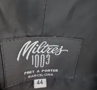 Blazer negro con botón joya.Miltres.Bcn.