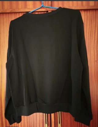 Sudadera negra Love con labios