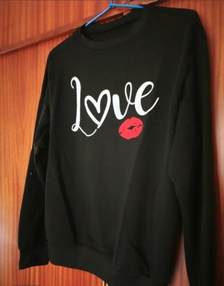 Sudadera negra Love con labios