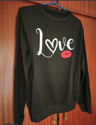 Sudadera negra Love con labios