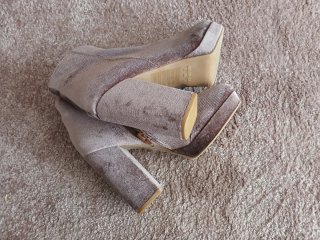 Botines de terciopelo con tacón,rosa nude