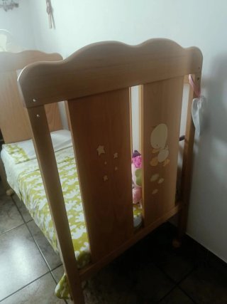 Cuna de madera para bebé