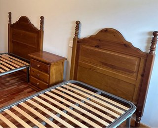 Cabeceros de madera y mesita de noche