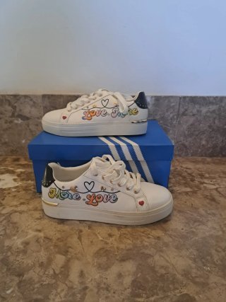 Zapatillas blancas con estampado More Love
