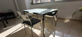 Mesa de comedor con 4 sillas con cojines cómodos
