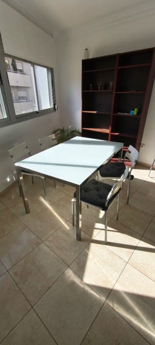 Mesa de comedor con 4 sillas con cojines cómodos