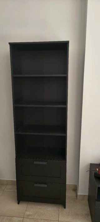 Estantería negra con cajón