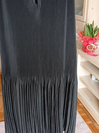 Vestido negro plisado