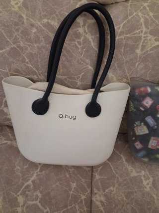 Borsa O bag beige con manici neri