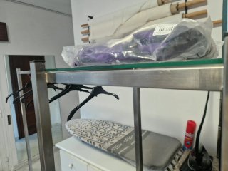 Burro para ropa con estantes.