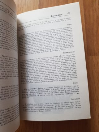 Diccionario de simbolos.  Juan cirlot