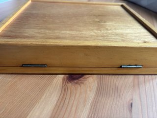Caja de madera con bloques de letras y números