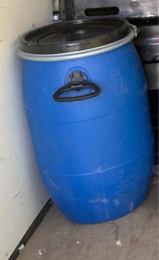 Bidón azul con asa y tapa