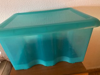 Caja de plástico grande color turquesa