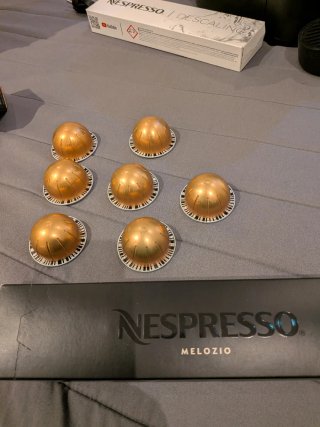 Cafetera Nespresso Vertuo Pop Amarilla con extras